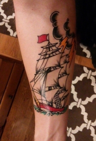 男生手臂上彩绘简单线条海浪和帆船纹身图片