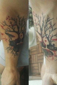男生手臂上彩绘泼墨简单线条植物枯树枝纹身图片