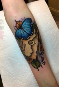 女生手臂上彩绘蝴蝶与信封纹身图片