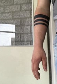 龙臂环纹身 男生手臂上黑色的臂环纹身图片