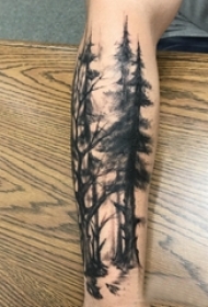 男生手臂上黑色水墨点刺技巧抽象线条植物大树纹身图片