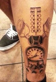 男生大腿上黑色几何线条时钟和汽车标志纹身图片