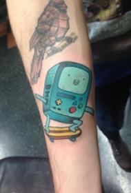 男生手臂上彩绘水彩素描创意可爱机器人纹身图片