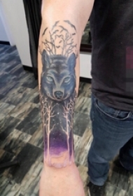 男生手臂上彩绘狼纹身图片
