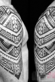 男生手臂上黑色线条几何元素创意花纹纹身图片