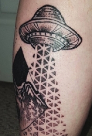 男生小腿上黑灰素描点刺技巧创意宇航元素纹身图片