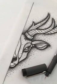 黑灰线条素描创意半边脸鹿头纹身手稿