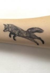 九尾狐狸纹身 女生手臂上黑色的狐狸纹身图片