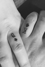 情侣手指上黑色简单线条字母和心形纹身图片