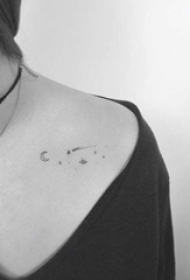 女生肩部黑色小清新月亮和星球纹身图片