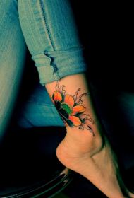 美女脚踝唯美好看的彩色花蕊纹身图案