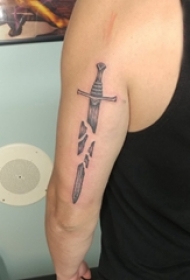 男生手臂上黑灰点刺简单线条匕首纹身图片