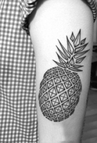 女生手臂上黑色线条几何元素创意精致菠萝纹身图片