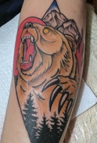 男生手臂上彩绘点刺森林和动物熊纹身图片