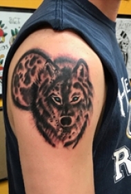 男生手臂上黑色点刺小动物狼纹身图片