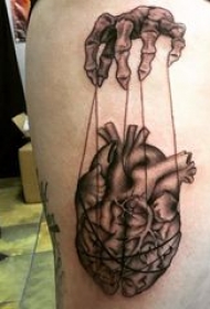 心脏纹身 女生大腿上黑色纹身心脏纹身图片
