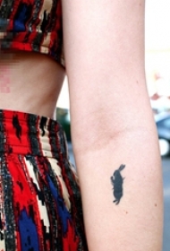 女生手臂上黑色小动物兔子轮廓纹身图片