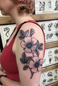 女生手臂上黑色点刺简单线条植物花朵纹身图片