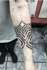 手臂纹身素材 男生手臂上黑色的几何纹身图片