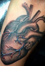 女生手臂上黑灰素描点刺技巧创意心脏纹身图片