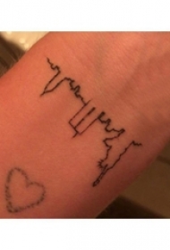 女生手腕上黑色线条几何元素城堡纹身图片