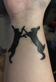 女生手臂上黑色简单线条小动物轮廓兔子纹身图片