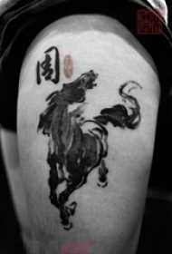 女生大腿上黑色水墨动物马古典纹身图片