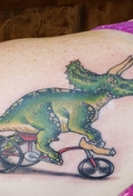女生后肩上彩绘简单线条自行车和动物恐龙纹身图片