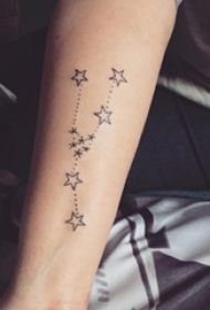 女生手臂上黑色线条创意星星纹身图案