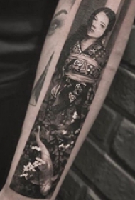 纹身大腿艺妓 男生手臂上黑色的艺妓纹身图片