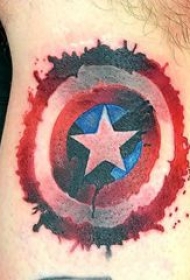 纹身盾牌 男生手臂上彩色的盾牌纹身图片