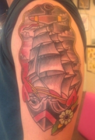 男生手臂上彩绘几何线条植物和帆船纹身图片