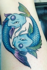 太极阴阳鱼纹身 女生小腿上彩色的太极阴阳鱼纹身图片
