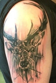 男生手臂上黑灰素描创意抽象鹿头纹身图片