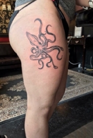 女生大腿上黑灰点刺抽象线条小动物章鱼纹身图片