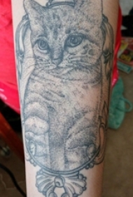 男生手臂上黑灰素描创意可爱俏皮猫咪纹身图片
