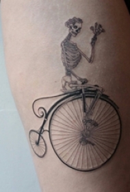 女生大腿上黑灰点刺几何简单线条骷髅和自行车纹身图片