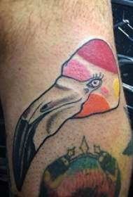 男生手臂上彩绘简单线条创意小动物鸟纹身图片