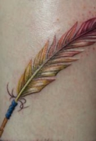 男生大腿上彩绘水彩素描创意文艺羽毛纹身图片
