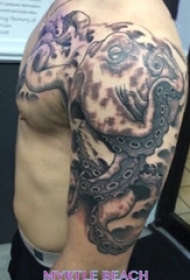 男生手臂上黑灰素描点刺技巧霸气章鱼动物纹身图片