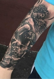 男生手臂上黑灰素描点刺技巧创意复古人像花臂纹身图片