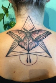 女生颈后黑色点刺技巧几何线条三角形和蝴蝶纹身图片