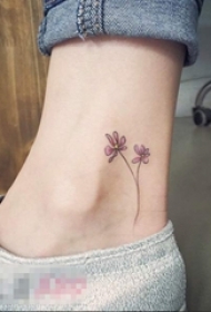 女生脚踝上彩绘唯美清新花朵纹身图片