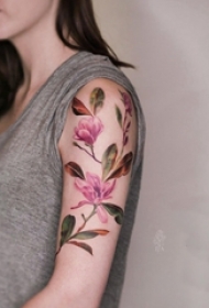 女生手臂上彩绘渐变简单线条植物文艺花朵纹身图片