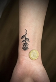 女生手臂上黑灰素描点刺技巧唯美玫瑰纹身图片