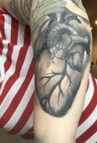 女生手臂上黑灰素描点刺技巧经典心脏纹身图片