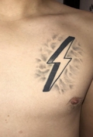 霸气的闪电纹身 男生胸部黑色的闪电纹身图片
