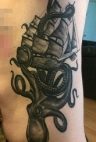 男生侧腰黑灰色素描章鱼与帆船纹身图片
