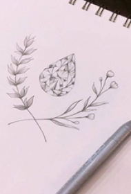 唯美的黑色点刺几何元素简单线条钻石和植物纹身手稿