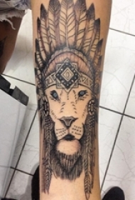 男生手臂上黑灰素描点刺技巧创意霸气印第安元素狮子头纹身图片